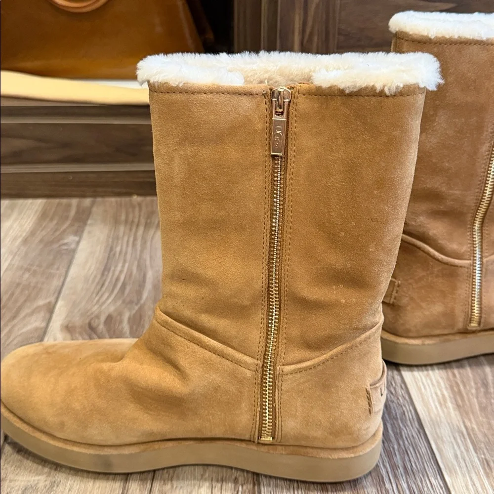 UGG Bruno Boulevard Classic Short Sheepskin Boots Size 8